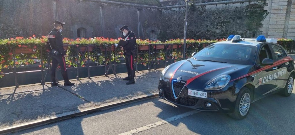 Avevano accoltellato più volte e senza motivo un giovane, lasciandolo a terra sanguinante